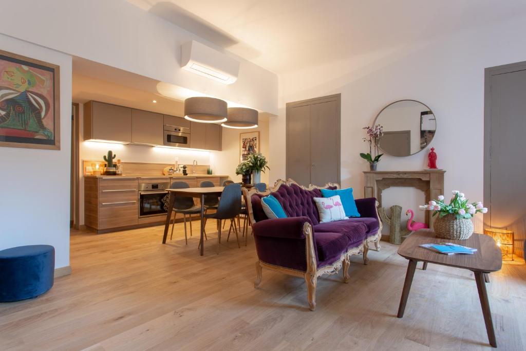 a living room with a couch and a table at Duplex Flamingo, l'Hauture, Arles in Arles