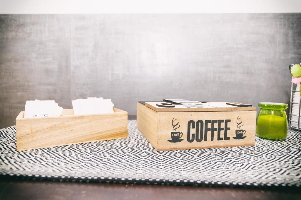 due scatole di caffè sono sedute su un tavolo di La Casa dei Nonni a Scicli