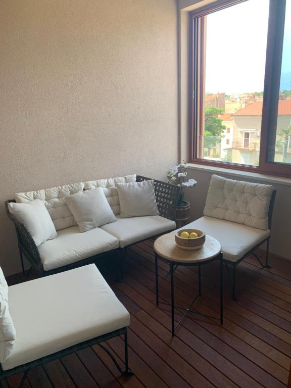 a living room with a couch and a table at Apartman Mujo in Cres