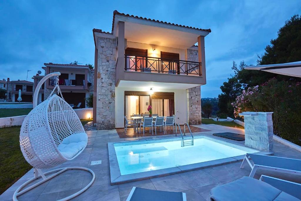 Villa con piscina y casa en Earthy Boutique Luxurious House -Marble Luxury House en Paliouri
