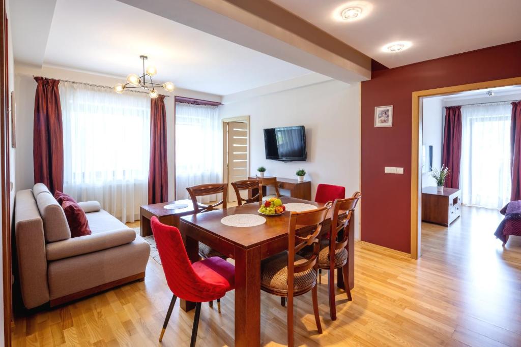 Televízia a/alebo spoločenská miestnosť v ubytovaní Zakopane Apartamenty LUX