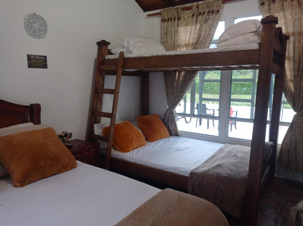 Postel nebo postele na pokoji v ubytování Hermosa Casa de campo grande con aire acon,wifi,piscina,billar !villa ensueño !