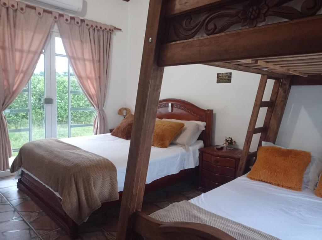 Postel nebo postele na pokoji v ubytování Hermosa Casa de campo grande con aire acon,wifi,piscina,billar !villa ensueño !