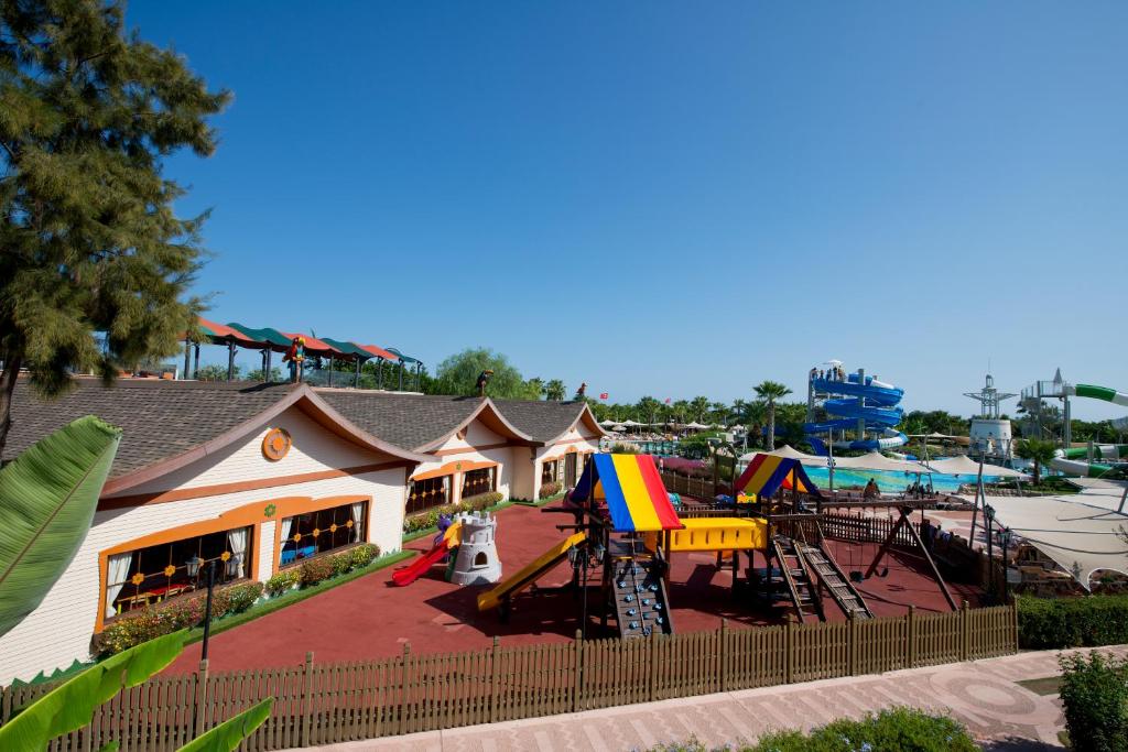 Bazén v ubytování Limak Limra Hotel & Resort Kemer - Kids Concept nebo v jeho okolí