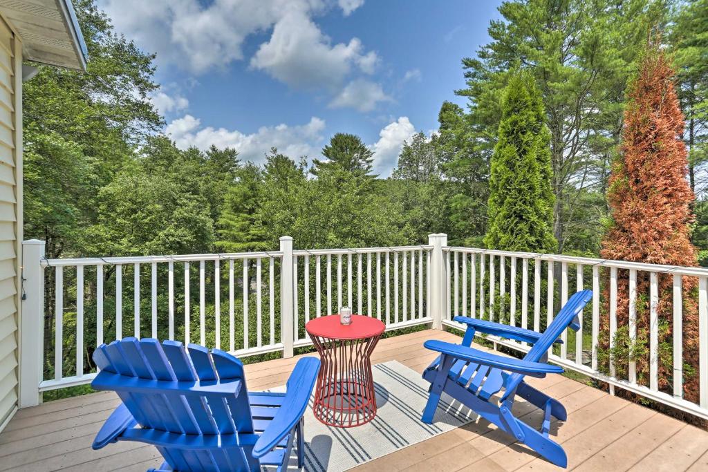 eine Terrasse mit zwei blauen Stühlen und einem Tisch in der Unterkunft Updated Family Home about 1 Mile to Delaware River! in Narrowsburg