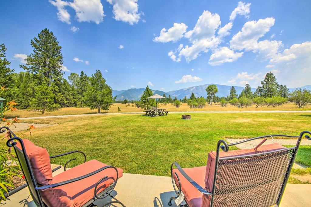 ein Paar Stühle auf einer Veranda mit Blick auf einen Park in der Unterkunft Sun-Soaked Trout Creek Escape Less Than 2 Mi to River in Trout Creek