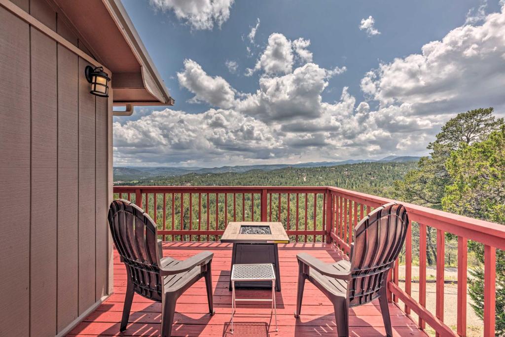 un patio avec deux chaises et une table sur une terrasse dans l'établissement Mountains Majesty Cabin with Hot Tub and Mtn Views!, à Ruidoso
