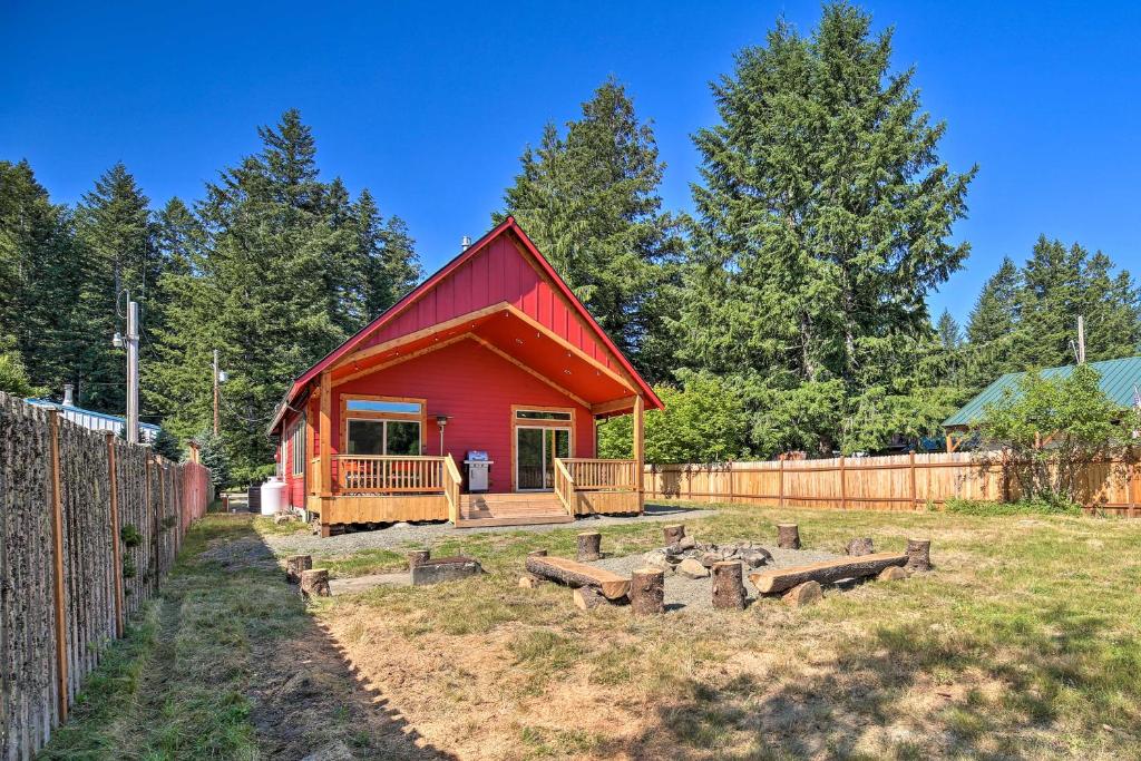 Zahrada ubytování Rustic Cabin Near Mt Rainier Fire Pit and BBQ!