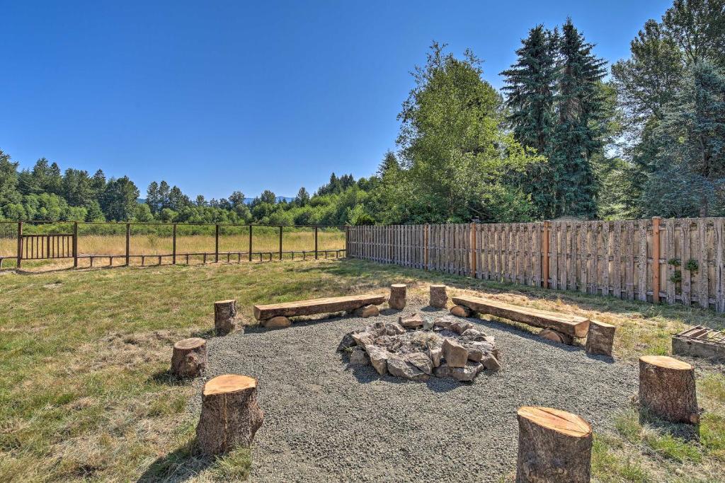 Zahrada ubytování Rustic Cabin Near Mt Rainier Fire Pit and BBQ!