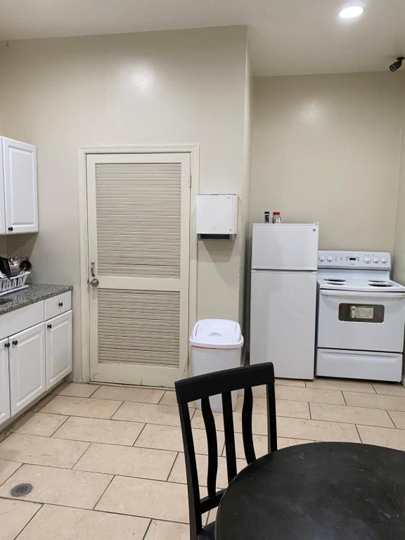 Kuchyň nebo kuchyňský kout v ubytování DC International Hostel 1