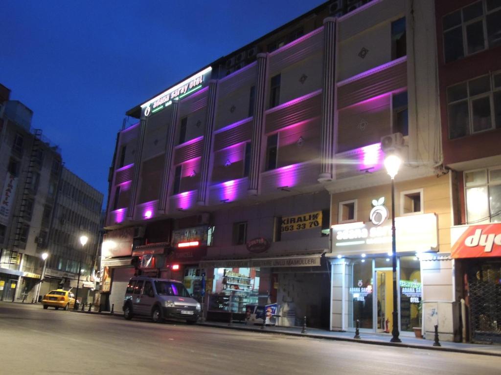 un bâtiment avec des lumières violettes sur le côté d'une rue dans l'établissement Adana Saray Hotel, à Adana