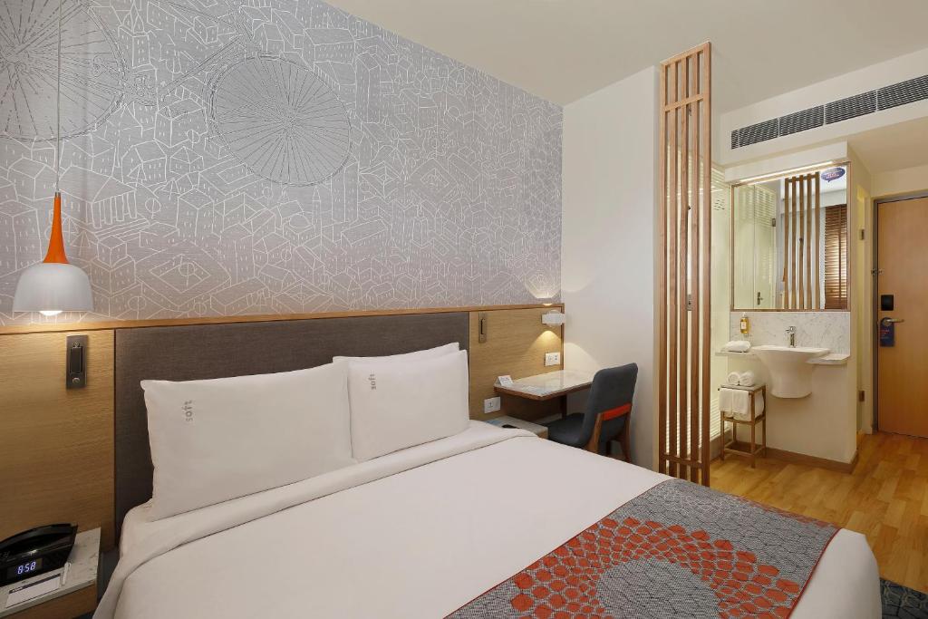 Postel nebo postele na pokoji v ubytování Holiday Inn Express Nashik Indira Nagar by IHG