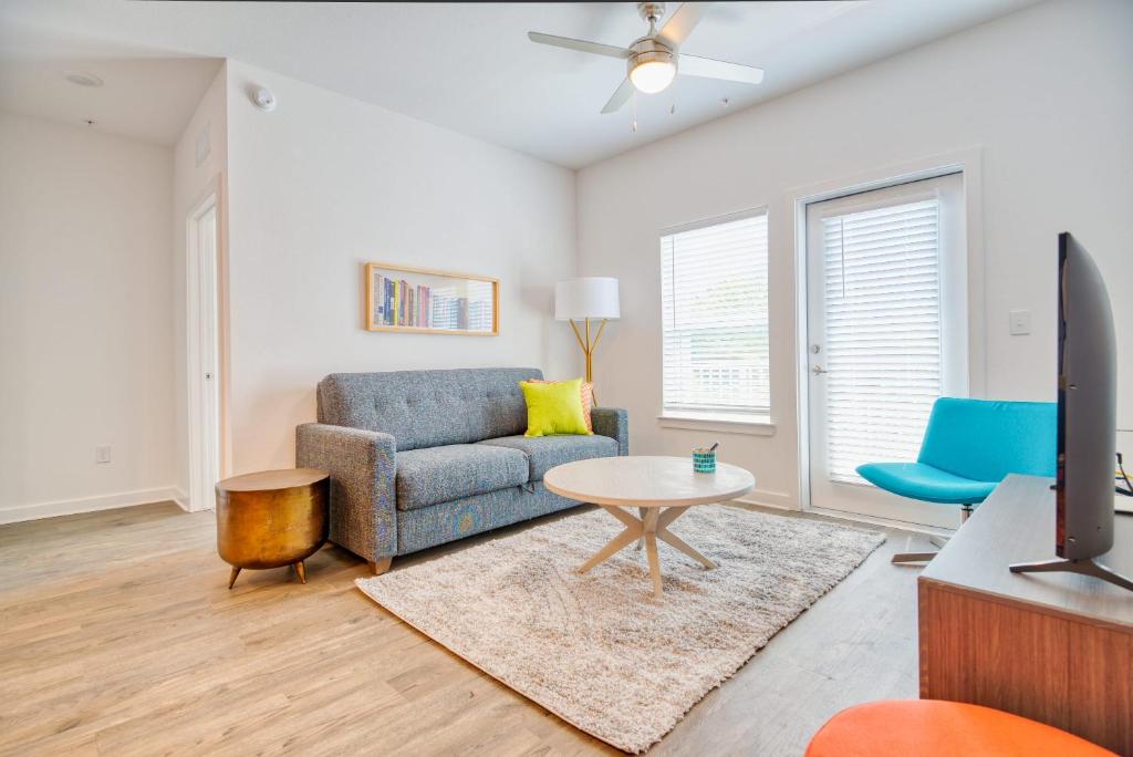 A seating area at Deluxe One Bedroom Apartment