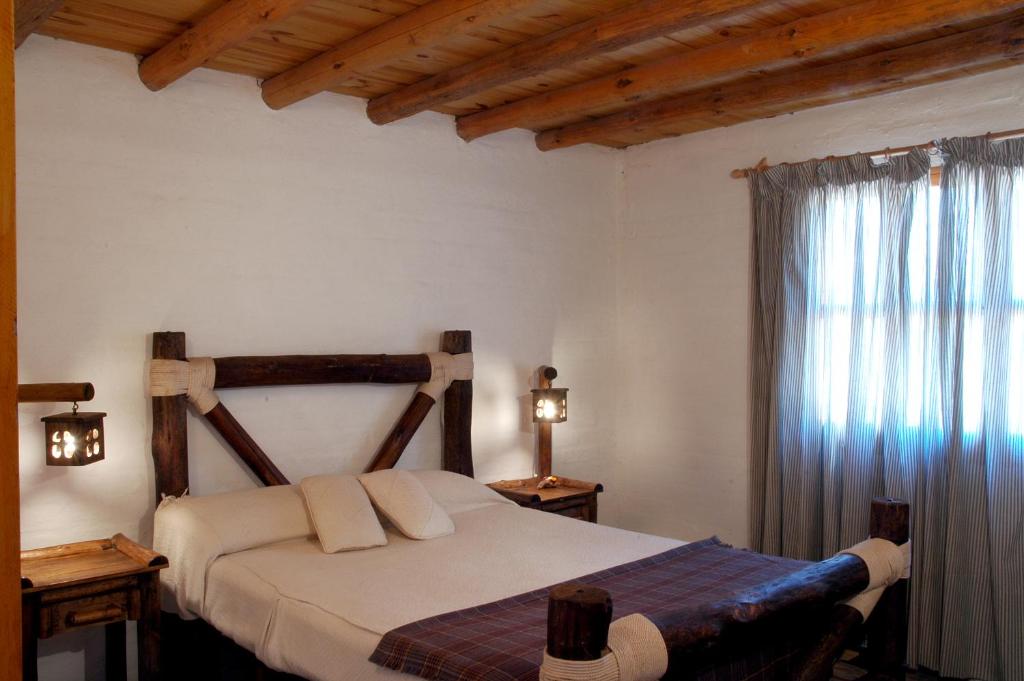 Un pat sau paturi într-o cameră la Las Espuelas Casas de Montaña