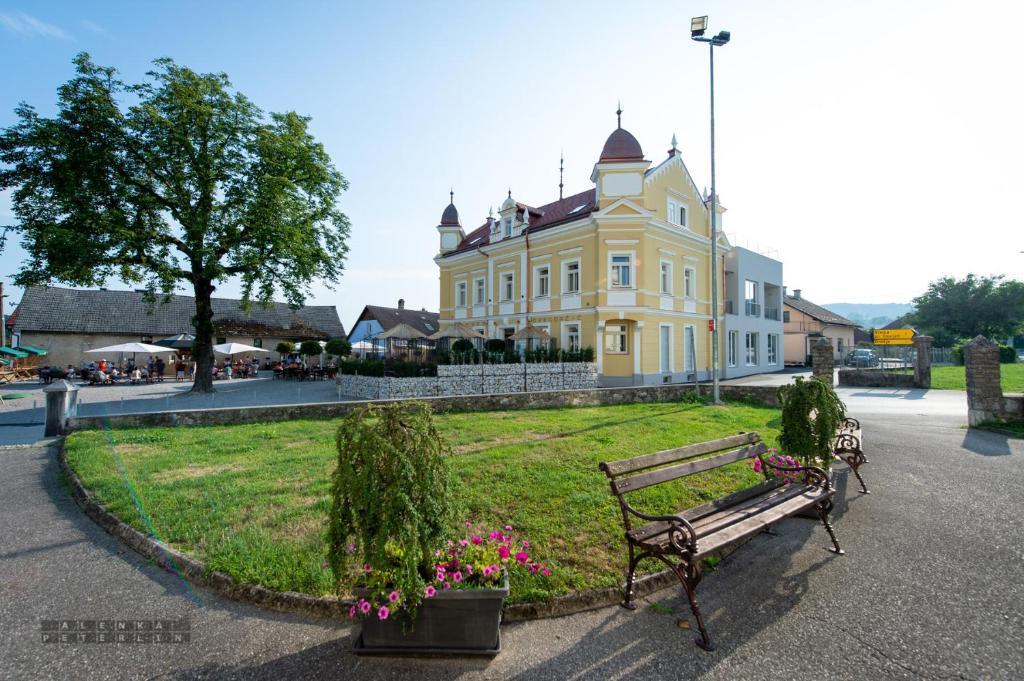 Vrt pred nastanitvijo Dvorec Gregorčič