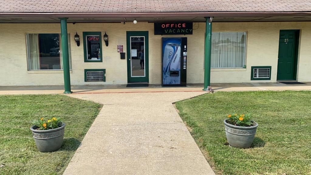 un bâtiment avec deux pots de fleurs devant un bâtiment dans l'établissement Royal Inn, à Albany