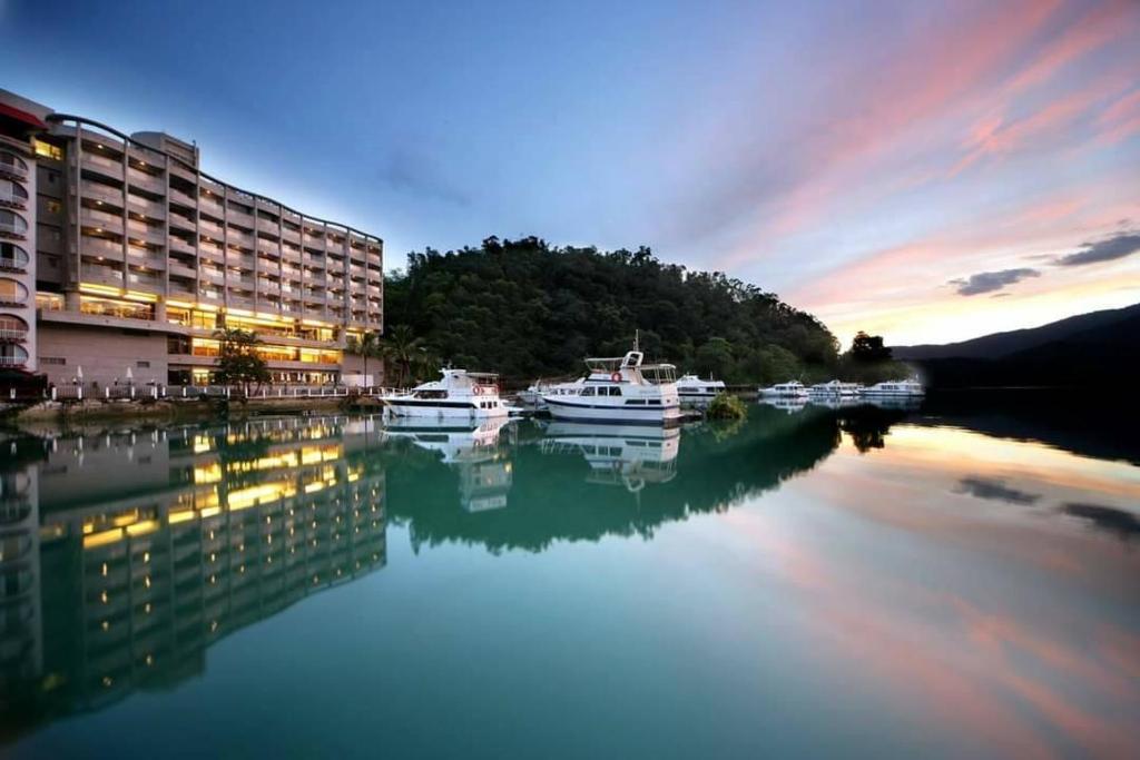 魚池鄉的住宿－日月潭大淶閣，一群船停靠在水体中