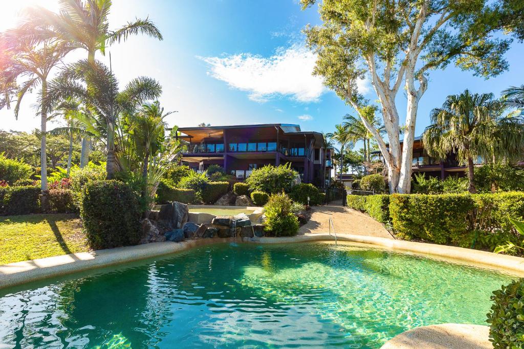 Bazén v ubytování Anchorage Apartments on Hamilton Island by HIHA nebo v jeho okolí
