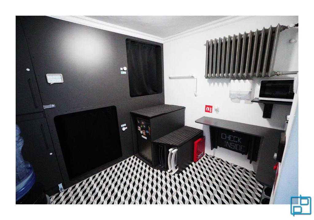 a small room with a black and white floor at Lublin Capsules - Lubelskie Kapsuły in Lublin