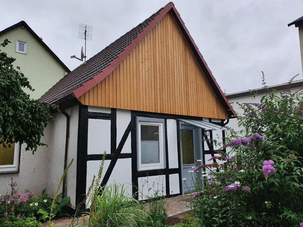 una pequeña casa con techo de gambrel en Das Fachwerkhäuschen, en Bad Pyrmont