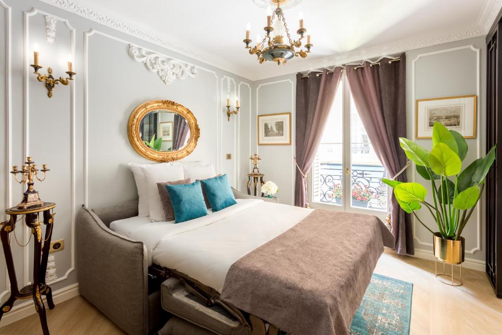 a bedroom with a bed and a mirror at Luxury 2 Bedroom 2,5 Bathroom Apartment - Champs Elysees in Paris