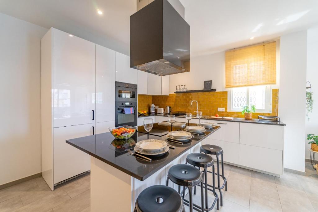 A kitchen or kitchenette at Myflats Premium Santa Pola