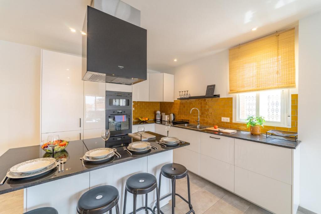 A kitchen or kitchenette at Myflats Premium Santa Pola