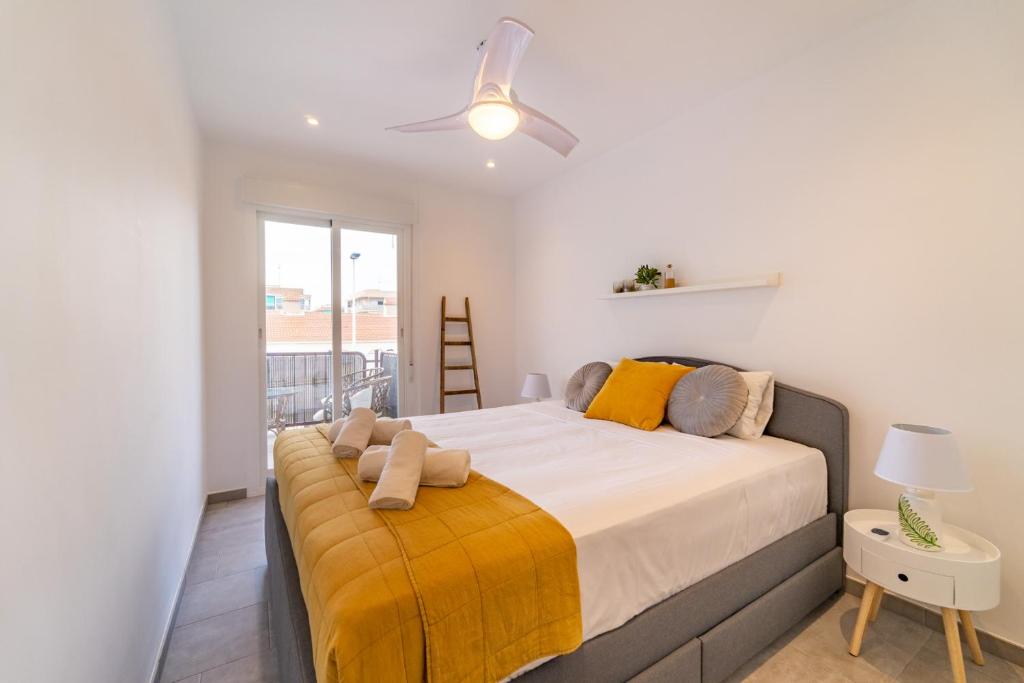A bed or beds in a room at Myflats Premium Santa Pola