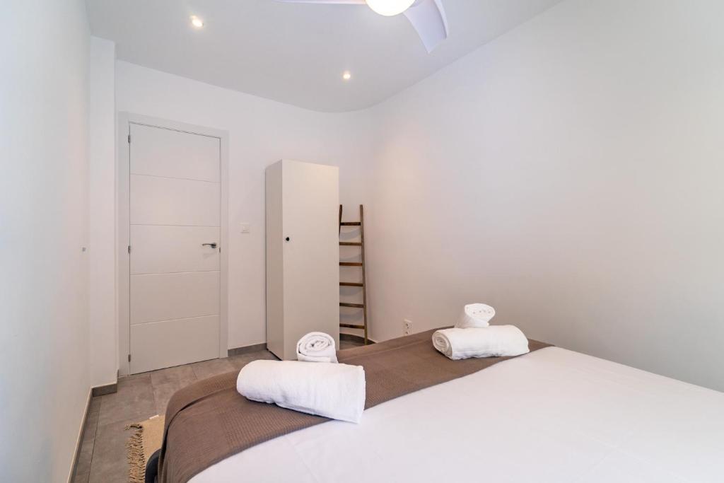 A bed or beds in a room at Myflats Premium Santa Pola