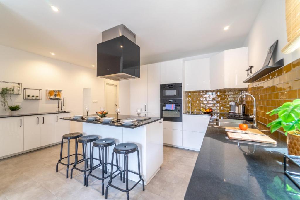 A kitchen or kitchenette at Myflats Premium Santa Pola
