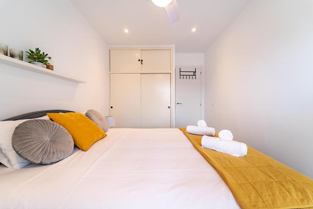 A bed or beds in a room at Myflats Premium Santa Pola
