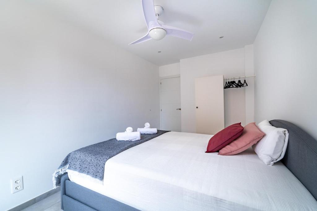 A bed or beds in a room at Myflats Premium Santa Pola