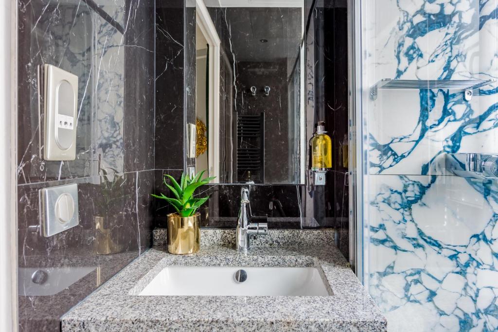 Gallery image of Luxury 2 Bedroom 2,5 Bathroom Apartment - Champs Elysees in Paris