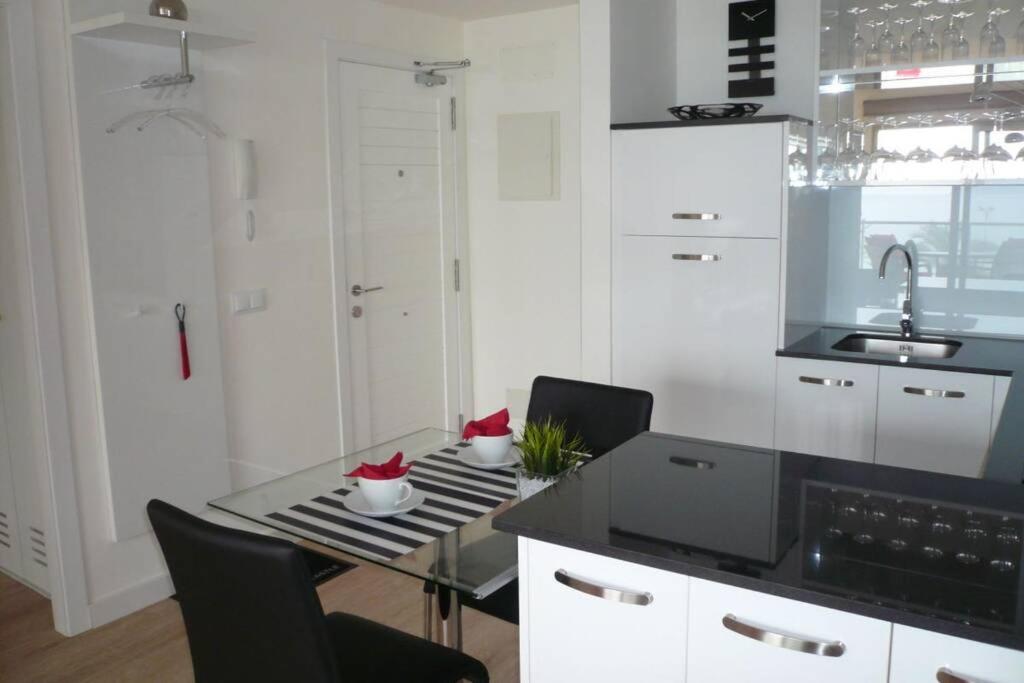 Kuchyň nebo kuchyňský kout v ubytování Modern apartment with stunning sea view