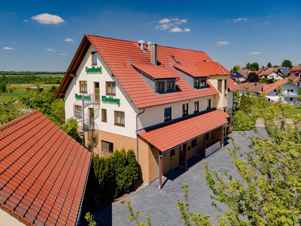 eine Luftansicht eines Hauses mit roten Dächern in der Unterkunft Landhotel Kirchberg in Kirchberg an der Jagst