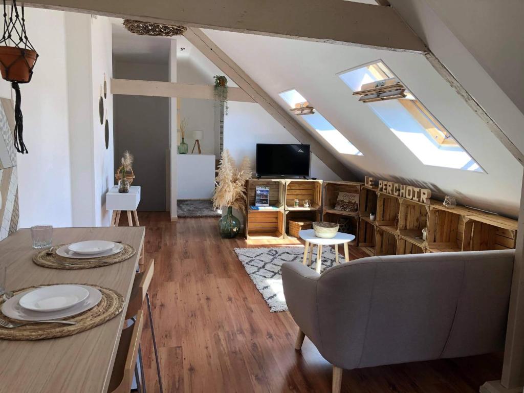 un salon avec une table et quelques chaises dans l'établissement Le Perchoir Dieppois, à Dieppe