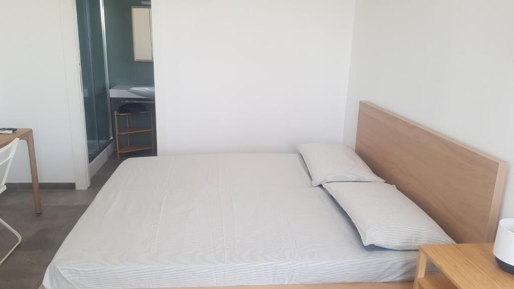 un letto con due cuscini sopra in una stanza di Verde Matematico a Vico del Gargano