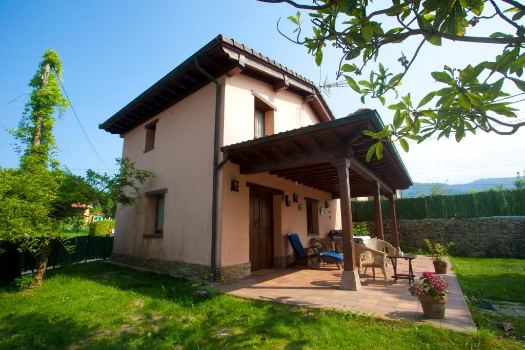 a small house in a yard with a patio at VILLA ISABEL in Piloña