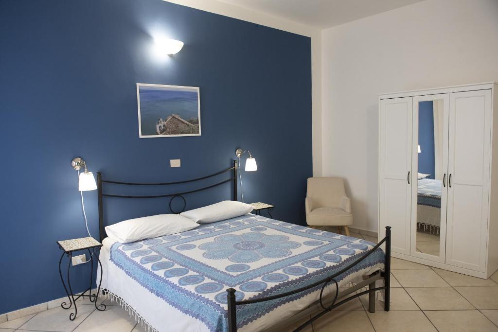 - une chambre bleue avec un lit et une chaise dans l'établissement Casa Vacanze Mare Blue, à Vietri