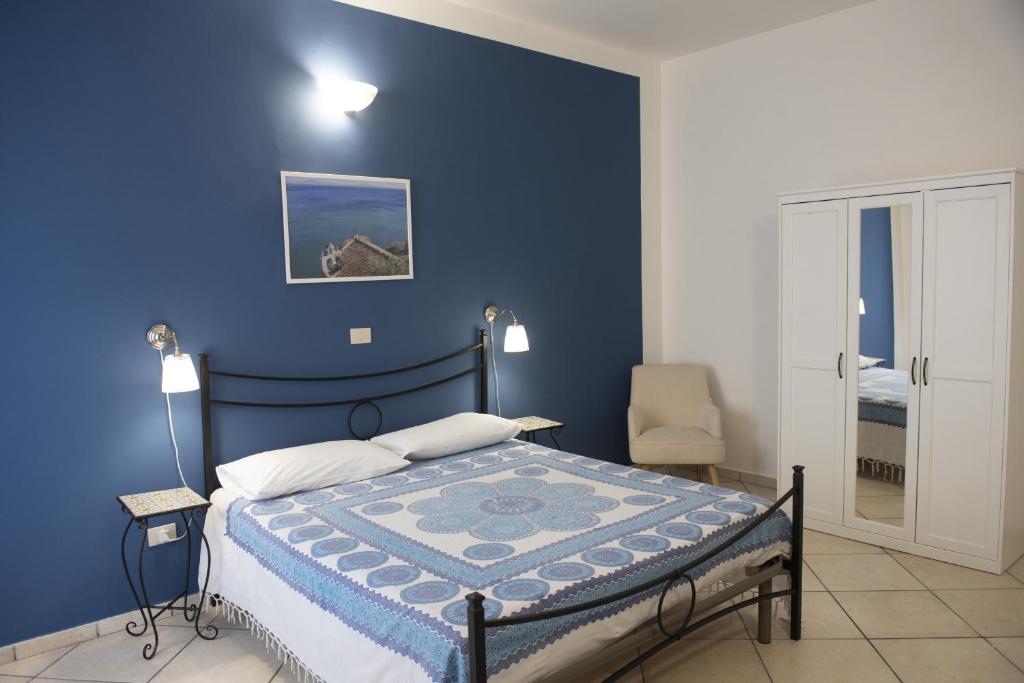 A bed or beds in a room at Casa Mare Blue