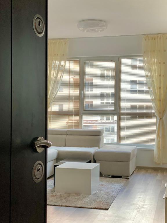 Sunny Apartment next to Park Mall with Parking
