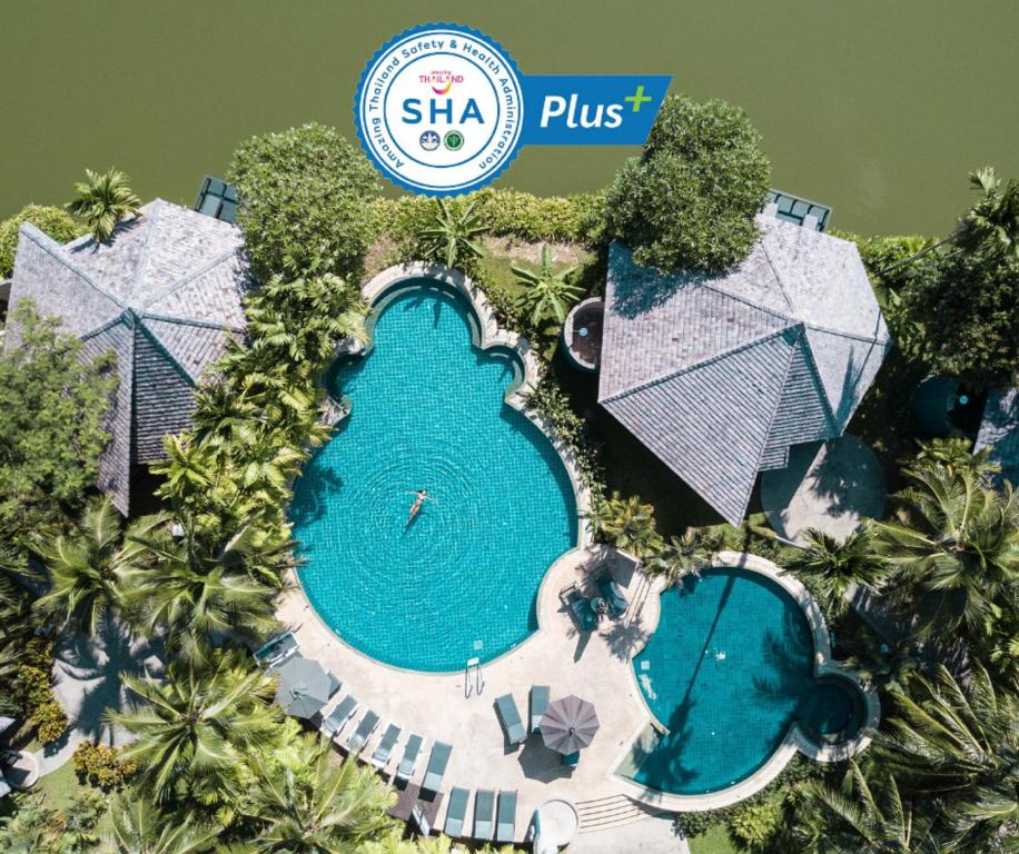 una vista aérea de una piscina en un complejo en Peace Laguna Resort & Spa - SHA Extra Plus, en Ao Nang Beach