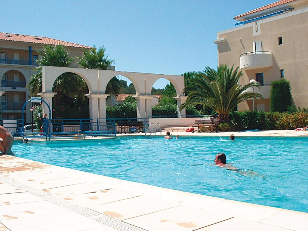 een groep mensen die zwemmen in een zwembad bij Résidence AZUR1 Appartement 251 in Le Lavandou