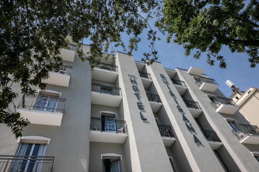 vista esterna di un edificio di Hotel Quisisana a Rimini