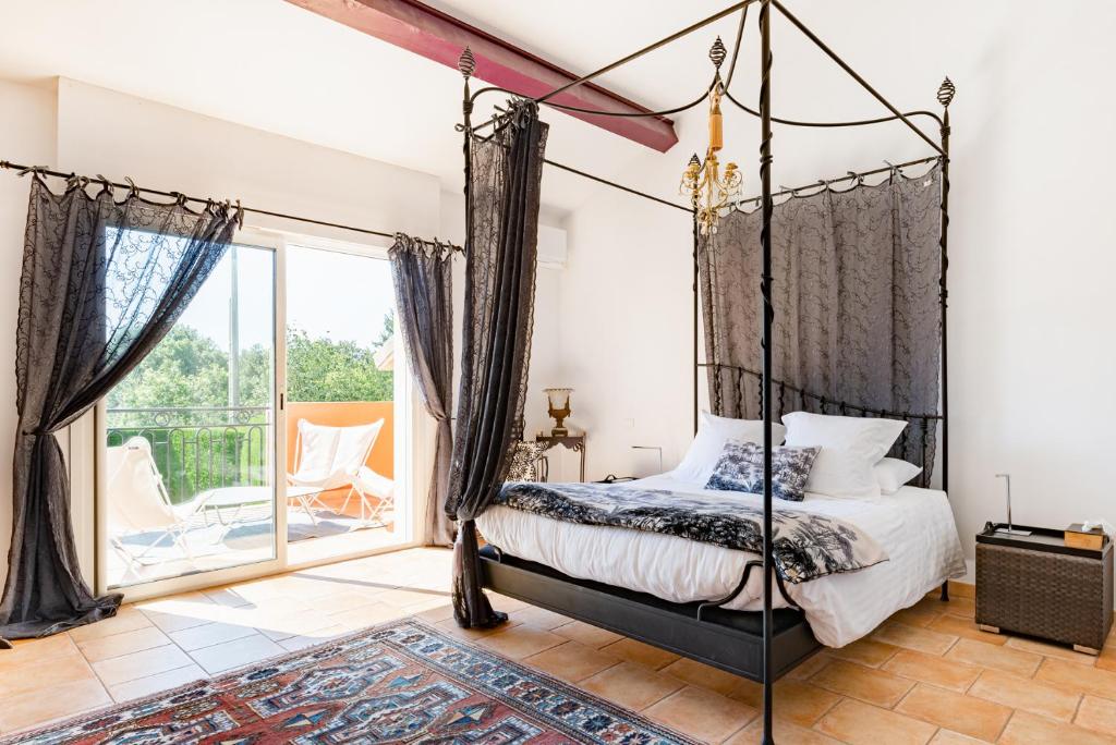 Säng eller sängar i ett rum på La Petite Aiguebonne
