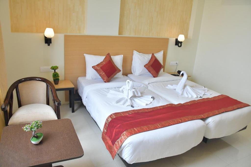 Postel nebo postele na pokoji v ubytování Hotel Yatharth Inn