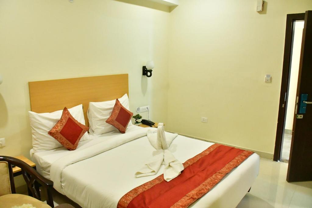 Postel nebo postele na pokoji v ubytování Hotel Yatharth Inn