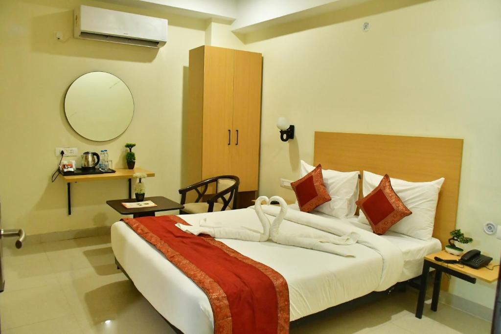 Postel nebo postele na pokoji v ubytování Hotel Yatharth Inn