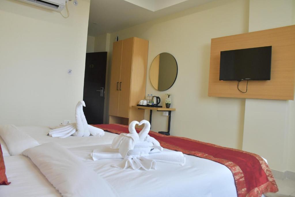 Postel nebo postele na pokoji v ubytování Hotel Yatharth Inn
