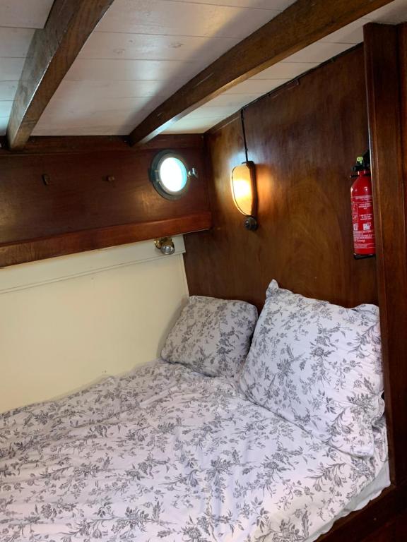 En eller flere senge i et v&aelig;relse p&aring; Port Deauville Yacht vintage